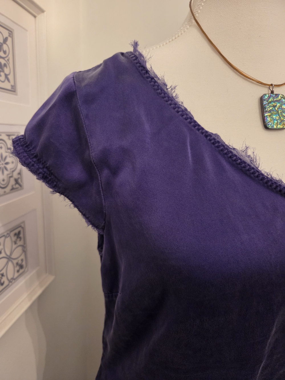 Y2K Tahari 100% Silk Purple Frayed V-Neck Short Sleeve Tee - Vintage Early 2000s - Picture 4 of 9